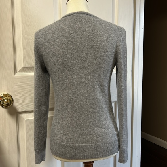 Talbots 100% Heathered Gray Cashmere V-Neck Sweater Size Small - Picture 3 of 7